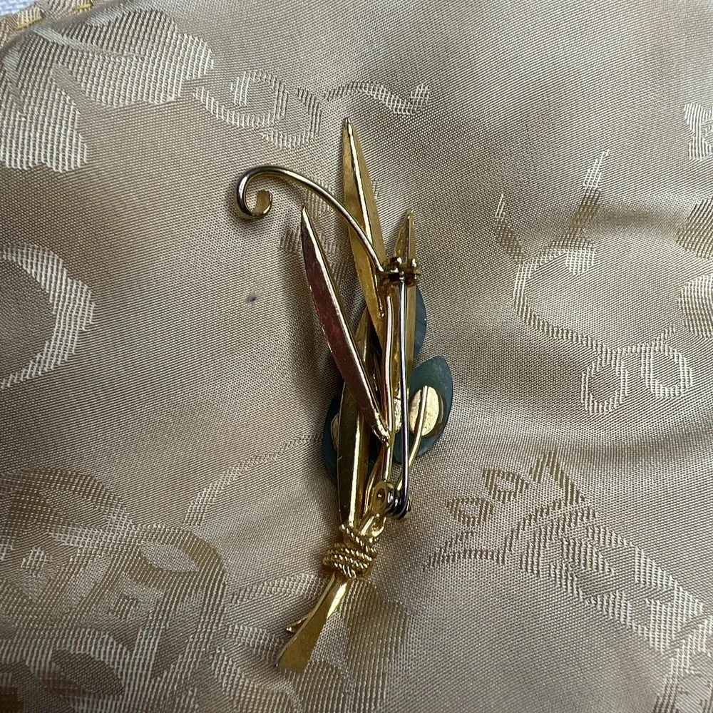 Vintage Gold Tone Jade Flower Brooch Floral Green Stone Pin Mid Century Style
